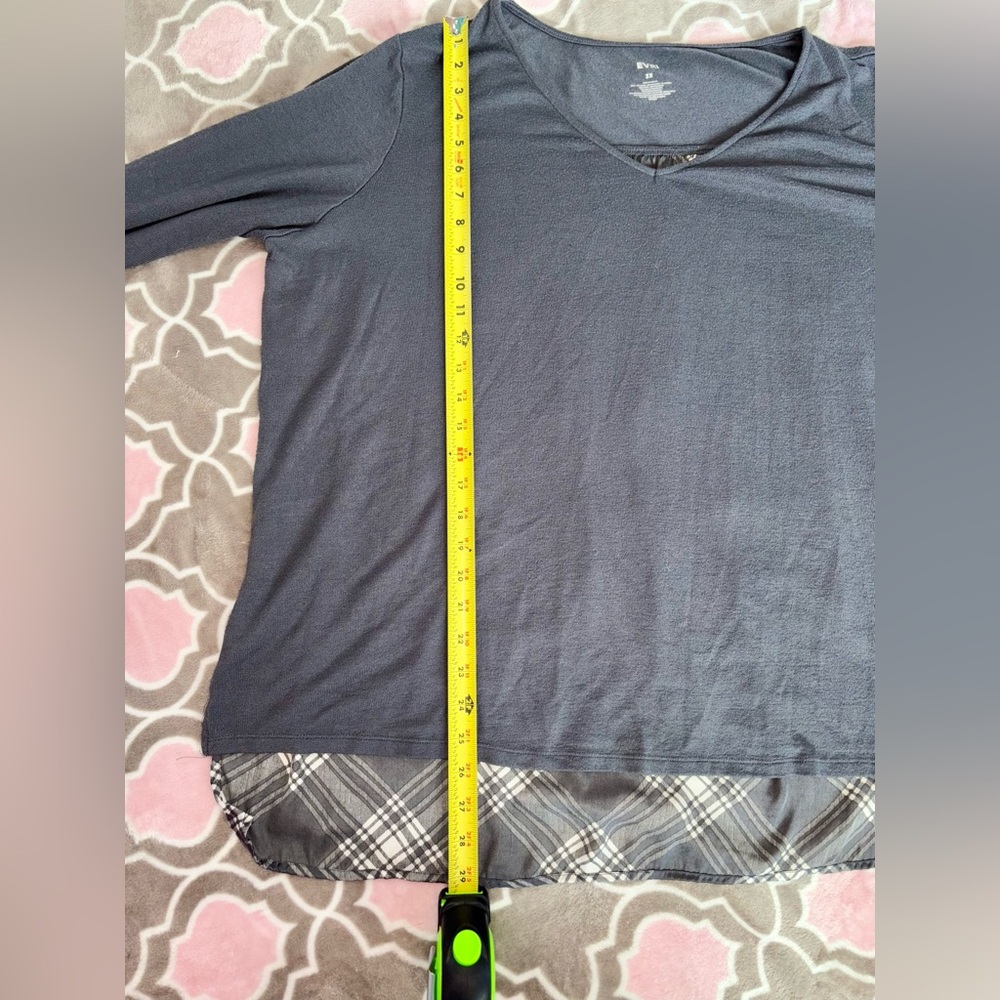 EVRI Gray V-Neck Long Sleeve Top with Plaid B&W Pattern on Back Size 3X - Picture 5 of 6